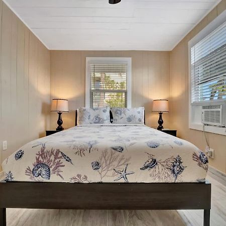 Stones Throw Beachside Bungalow #1 On The Beach Clearwater Beach Εξωτερικό φωτογραφία