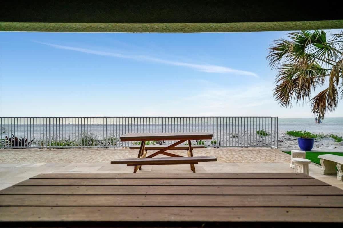 Stones Throw Beachside Bungalow #1 On The Beach Clearwater Beach Εξωτερικό φωτογραφία