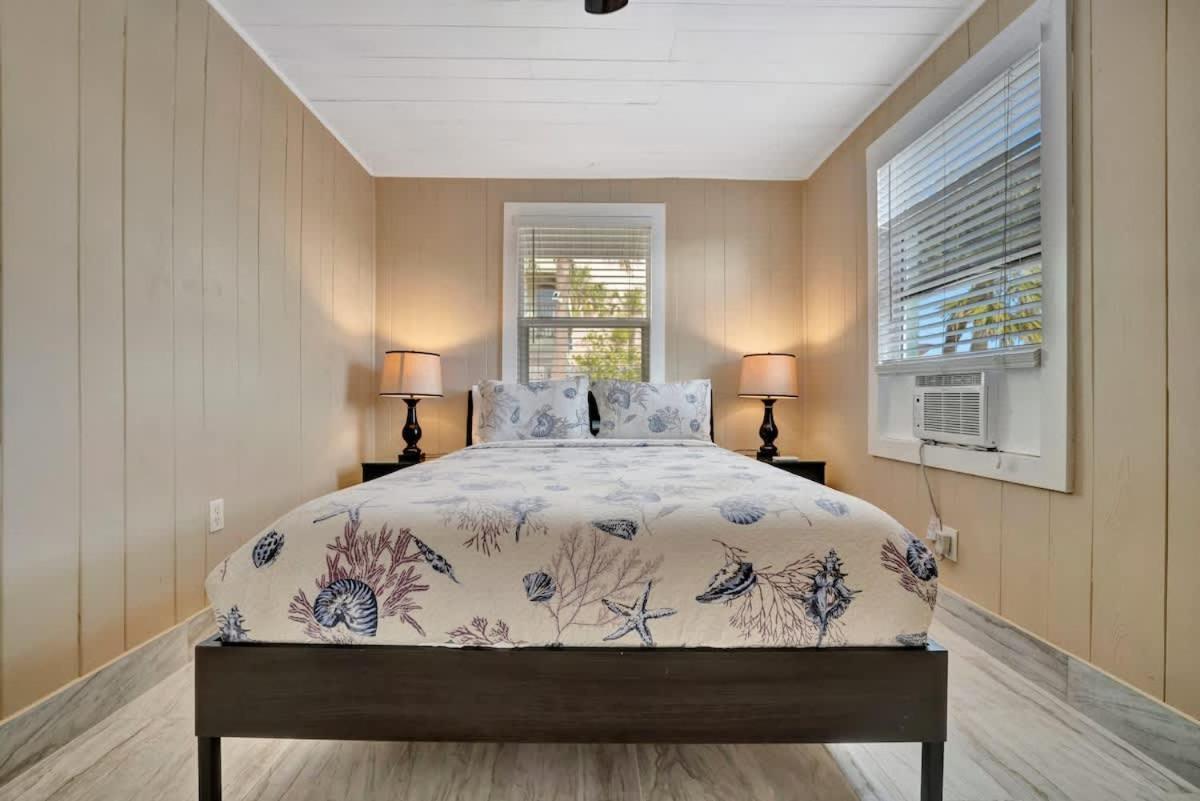 Stones Throw Beachside Bungalow #1 On The Beach Clearwater Beach Εξωτερικό φωτογραφία